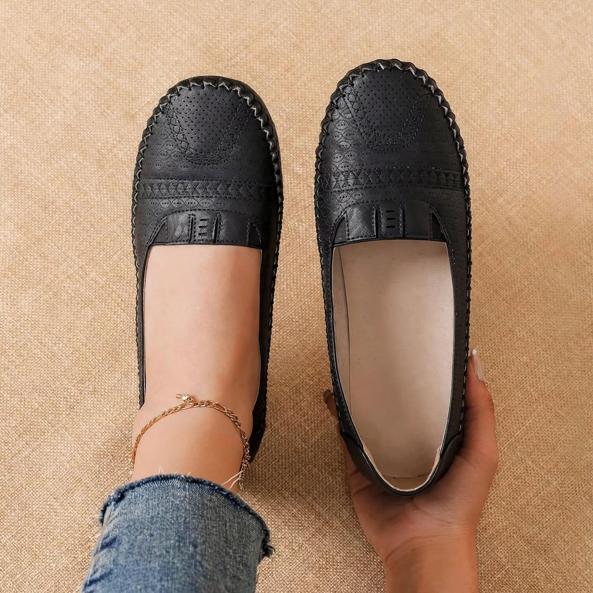 Loafer in black with tone-on-tone whipstitch and a black sole. (photo 2)